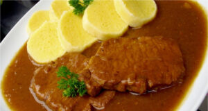 Altböhmischer Klassiker aus der Wirtshausküche: Saftige Schweinescheiben mit Senf und kräftiger dunkler Zwiebelsoße Vergessen Sie fade Minutensteaks – altböhmische Schweinescheiben mit Senf und kräftiger dunkler Zwiebelsoße