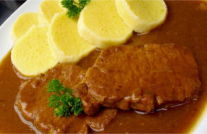 Altböhmischer Klassiker aus der Wirtshausküche: Saftige Schweinescheiben mit Senf und kräftiger dunkler Zwiebelsoße Vergessen Sie fade Minutensteaks – altböhmische Schweinescheiben mit Senf und kräftiger dunkler Zwiebelsoße