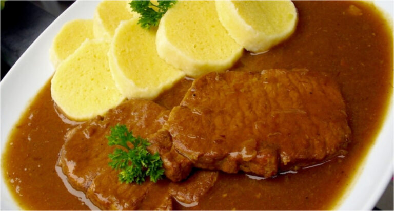 Altböhmischer Klassiker aus der Wirtshausküche: Saftige Schweinescheiben mit Senf und kräftiger dunkler Zwiebelsoße