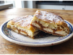 Apfel-Pudding-Schnitten aus Blätterteig: Saftiges Dessert mit einfacher Schichtung Apfel-Pudding-Schnitten aus Blätterteig aufgeschnitten auf einem Blech