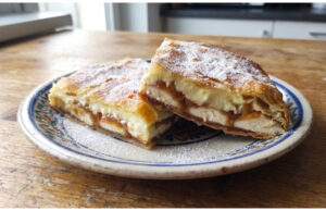 Apfel-Pudding-Schnitten aus Blätterteig: Saftiges Dessert mit einfacher Schichtung Apfel-Pudding-Schnitten aus Blätterteig aufgeschnitten auf einem Blech