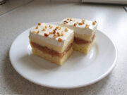 Apfelkuchen mit Vanillecreme: Saftiges Gebäck zu Kaffee oder Tee Schichtkuchen mit Äpfeln, Vanillecreme und Sahne