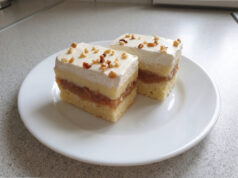 Apfelkuchen mit Vanillecreme: Saftiges Gebäck zu Kaffee oder Tee Schichtkuchen mit Äpfeln, Vanillecreme und Sahne