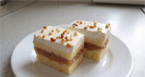 Apfelkuchen mit Vanillecreme: Saftiges Gebäck zu Kaffee oder Tee Schichtkuchen mit Äpfeln, Vanillecreme und Sahne