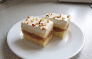 Apfelkuchen mit Vanillecreme: Saftiges Gebäck zu Kaffee oder Tee Schichtkuchen mit Äpfeln, Vanillecreme und Sahne