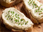 Aufstrich aus gebratenen Eiern: Mit Frischkäse und etwas Senf in wenigen Minuten fertig Cremiger Aufstrich aus gebratenen Eiern mit Frischkäse und Senf