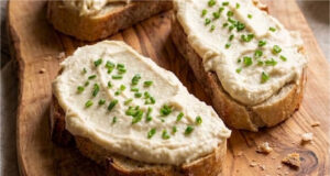 Aufstrich aus gebratenen Eiern: Mit Frischkäse und etwas Senf in wenigen Minuten fertig Cremiger Aufstrich aus gebratenen Eiern mit Frischkäse und Senf