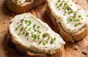 Aufstrich aus gebratenen Eiern: Mit Frischkäse und etwas Senf in wenigen Minuten fertig Cremiger Aufstrich aus gebratenen Eiern mit Frischkäse und Senf