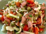 Bayerischer Wurstsalat mit Tomaten und Gurken: Schnelles Abendessen, das gekühlt am besten schmeckt Bayerischer Wurstsalat mit Tomaten und Gurken – schnelles Abendessen