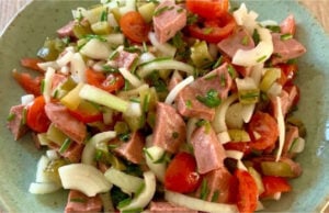 Bayerischer Wurstsalat mit Tomaten und Gurken: Schnelles Abendessen, das gekühlt am besten schmeckt Bayerischer Wurstsalat mit Tomaten und Gurken – schnelles Abendessen