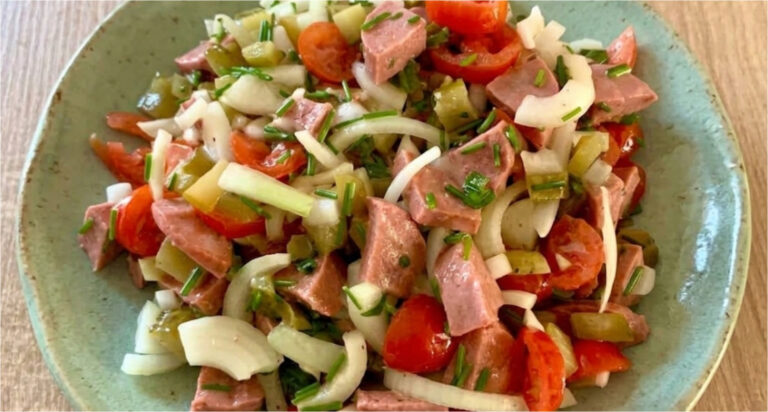 Bayerischer Wurstsalat mit Tomaten und Gurken: Schnelles Abendessen, das gekühlt am besten schmeckt