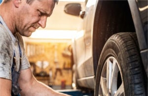 In der Werkstatt wurde beim Reifenwechsel das Gewinde an meinem Radbolzen beschädigt – die Schuld wurde auf mein altes Auto geschoben Belebte Reifenwerkstatt während des Frühjahrsreifenwechsels.