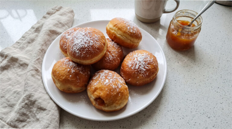 Luftige hausgemachte Berliner mit Marmelade: Zarter Teig und goldene Kruste ohne überschüssiges Fett