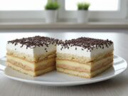 Buntes Vergnügen ohne Backofen: Ungebackene Bingo-Schnitten mit Bananen-, Karamell- und Vanillepudding Bingo-Schnitten aus Keksen: Dreifarbiges Puddingdessert ohne Backen