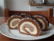 Klassische zweifarbige Biskuitrolle: Rezept für ein Retro-Dessert Zweifarbige Biskuitrolle mit gekochter Creme und Schokolade