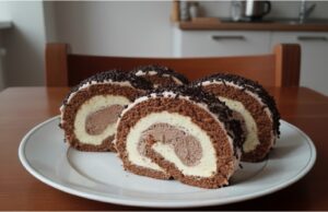 Klassische zweifarbige Biskuitrolle: Rezept für ein Retro-Dessert Zweifarbige Biskuitrolle mit gekochter Creme und Schokolade