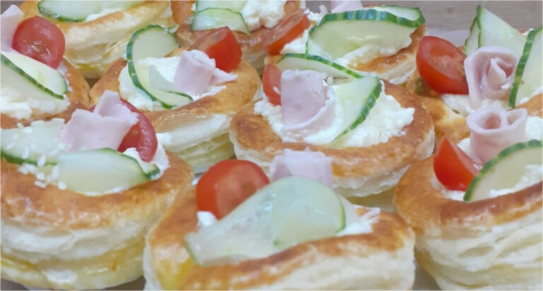 Knusprige herzhafte Versuchung: Schnelle Blätterteig-Türmchen gefüllt mit Knoblauchcreme, Schinken und frischem Gemüse