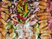 Blechchaos: Fleisch, Kartoffeln und buntes Gemüse als einfaches Abendessen Blechchaos – gebackenes Fleisch mit Gemüse von Dana Švédová