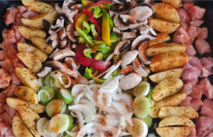 Blechchaos: Fleisch, Kartoffeln und buntes Gemüse als einfaches Abendessen Blechchaos – gebackenes Fleisch mit Gemüse von Dana Švédová