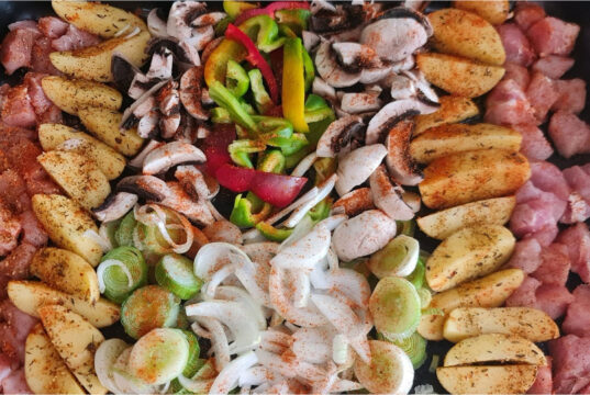Blechchaos: Fleisch, Kartoffeln und buntes Gemüse als einfaches Abendessen Blechchaos – gebackenes Fleisch mit Gemüse von Dana Švédová