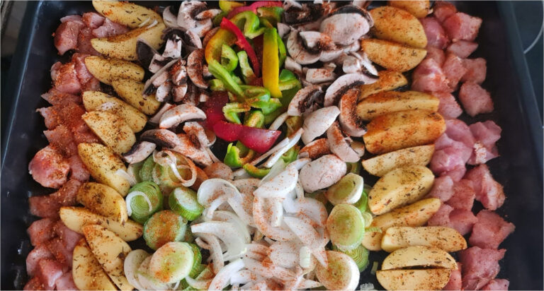 Blechchaos: Fleisch, Kartoffeln und buntes Gemüse als einfaches Abendessen