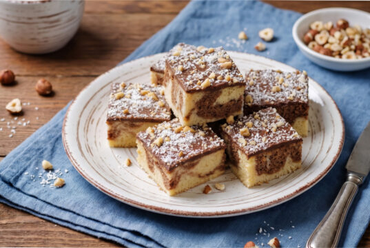 Blechkuchen mit Schokoladenglasur: Einfacher Marmorkuchen mit Nüssen und Kokos Blechkuchen mit Schokoladenglasur, Nüssen und Kokos
