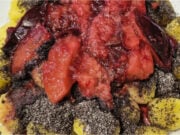 Blitzschnelle Kartoffel-Gnocchi in Butter mit Mohn und geschmorten Pflaumen: Süßer Genuss in Minuten Blitzschnelle Kartoffel-Gnocchi in Butter mit Mohn und geschmorten Pflaumen