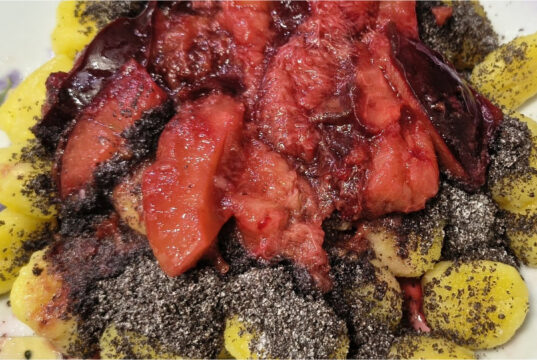 Blitzschnelle Kartoffel-Gnocchi in Butter mit Mohn und geschmorten Pflaumen: Süßer Genuss in Minuten Blitzschnelle Kartoffel-Gnocchi in Butter mit Mohn und geschmorten Pflaumen