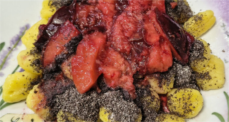 Blitzschnelle Kartoffel-Gnocchi in Butter mit Mohn und geschmorten Pflaumen: Süßer Genuss in Minuten
