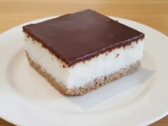 Kokoswahnsinn ohne Backofen: Luxuriöser ungebackener Bounty-Kuchen Ungebackener Bounty-Kuchen: luxuriöses Dessert ohne Backen