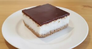 Kokoswahnsinn ohne Backofen: Luxuriöser ungebackener Bounty-Kuchen Ungebackener Bounty-Kuchen: luxuriöses Dessert ohne Backen