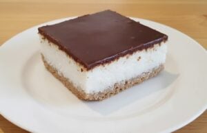 Kokoswahnsinn ohne Backofen: Luxuriöser ungebackener Bounty-Kuchen Ungebackener Bounty-Kuchen: luxuriöses Dessert ohne Backen