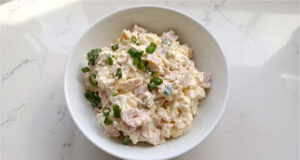 Camembert-Salat mit Schinken und Ei: Schneller cremiger Genuss zu frischem Brot Cremiger Camembert-Salat mit Schinken und Ei serviert in einer Schale