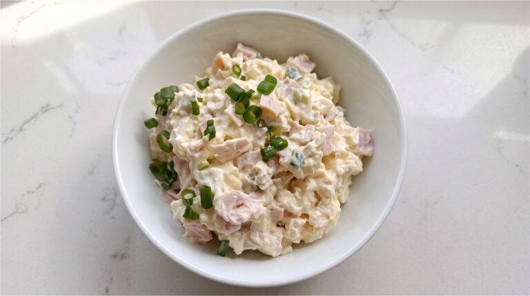 Camembert-Salat mit Schinken und Ei: Schneller cremiger Genuss zu frischem Brot