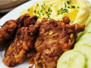 Chinesische Fleischküchlein: Knusprig, saftig und voller Geschmack. Servieren Sie sie mit Kartoffelpüree. Chinesische Fleischküchlein – knusprig, saftig und voller Geschmack, serviert mit Kartoffelpüree