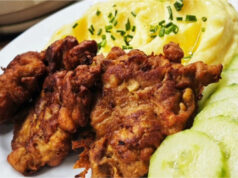 Chinesische Fleischküchlein: Knusprig, saftig und voller Geschmack. Servieren Sie sie mit Kartoffelpüree. Chinesische Fleischküchlein – knusprig, saftig und voller Geschmack, serviert mit Kartoffelpüree
