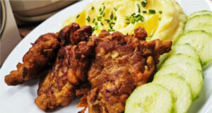Chinesische Fleischküchlein: Knusprig, saftig und voller Geschmack. Servieren Sie sie mit Kartoffelpüree. Chinesische Fleischküchlein – knusprig, saftig und voller Geschmack, serviert mit Kartoffelpüree