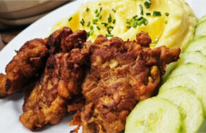 Chinesische Fleischküchlein: Knusprig, saftig und voller Geschmack. Servieren Sie sie mit Kartoffelpüree. Chinesische Fleischküchlein – knusprig, saftig und voller Geschmack, serviert mit Kartoffelpüree