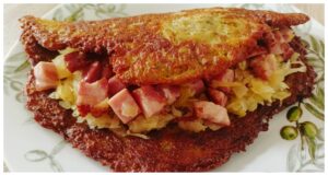 Cmunda nach Kaplitz: Rezept für einen knusprigen Kartoffelpuffer gefüllt mit geräuchertem Fleisch und aromatischem Sauerkraut Cmunda nach Kaplitz: Böhmische Spezialität mit Kartoffelpuffer, Sauerkraut und geräuchertem Fleisch