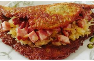 Cmunda nach Kaplitz: Rezept für einen knusprigen Kartoffelpuffer gefüllt mit geräuchertem Fleisch und aromatischem Sauerkraut Cmunda nach Kaplitz: Böhmische Spezialität mit Kartoffelpuffer, Sauerkraut und geräuchertem Fleisch