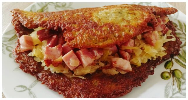 cmunda Cmunda nach Kaplitz: Böhmische Spezialität mit Kartoffelpuffer, Sauerkraut und geräuchertem Fleisch
