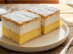 Französische Cremeschnitte mit knusprigem Blätterteig, luftiger Eigelbcreme mit Eischnee, Rum und Sahne Französische Cremeschnitte aus Blätterteig mit hoher Cremeschicht