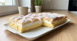 Cremeschnitten aus Blätterteig: Festliches Dessert mit Puddingcreme und Schlagsahne Cremeschnitten aus Blätterteig mit Puddingcreme und Schlagsahne
