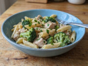 Cremige Hähnchen-Pasta mit Brokkoli: Schnelles One-Pot-Abendessen in 20 Minuten Cremige Hähnchen-Pasta mit Brokkoli in einer Pfanne serviert
