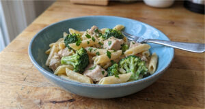 Cremige Hähnchen-Pasta mit Brokkoli: Schnelles One-Pot-Abendessen in 20 Minuten Cremige Hähnchen-Pasta mit Brokkoli in einer Pfanne serviert