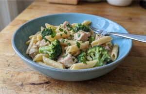 Cremige Hähnchen-Pasta mit Brokkoli: Schnelles One-Pot-Abendessen in 20 Minuten Cremige Hähnchen-Pasta mit Brokkoli in einer Pfanne serviert