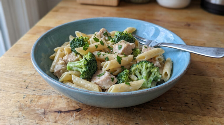 Cremige Hähnchen-Pasta mit Brokkoli: Schnelles One-Pot-Abendessen in 20 Minuten