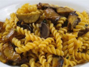 Schnelle Pasta mit Waldpilzen: Cremiges One-Pot-Gericht Cremige Pasta mit Waldpilzen in einer Pfanne serviert