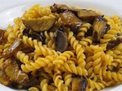 Schnelle Pasta mit Waldpilzen: Cremiges One-Pot-Gericht Cremige Pasta mit Waldpilzen in einer Pfanne serviert