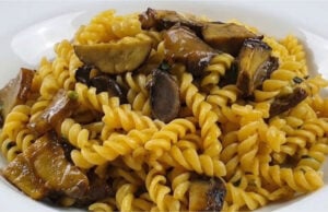 Schnelle Pasta mit Waldpilzen: Cremiges One-Pot-Gericht Cremige Pasta mit Waldpilzen in einer Pfanne serviert